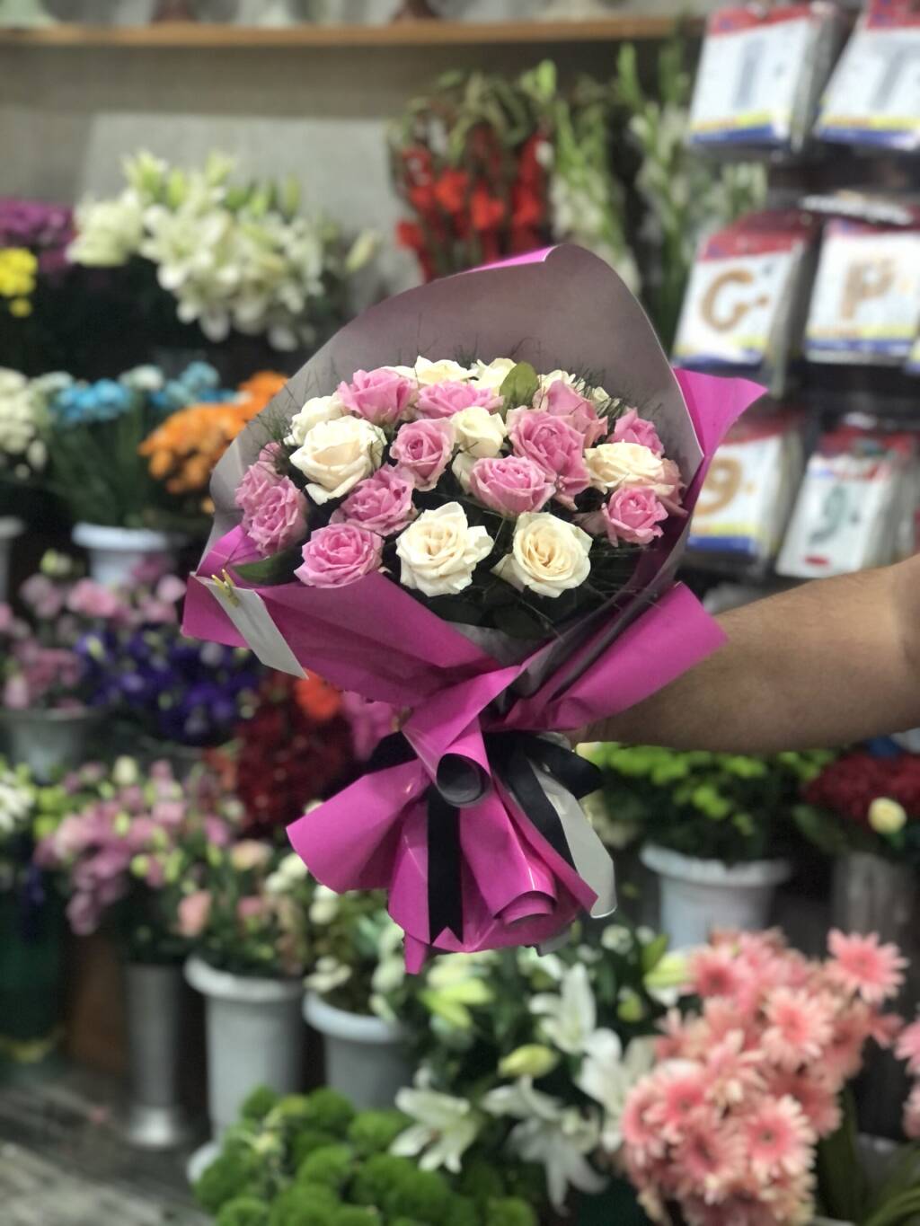20 adet pembe-beyaz gül buketi