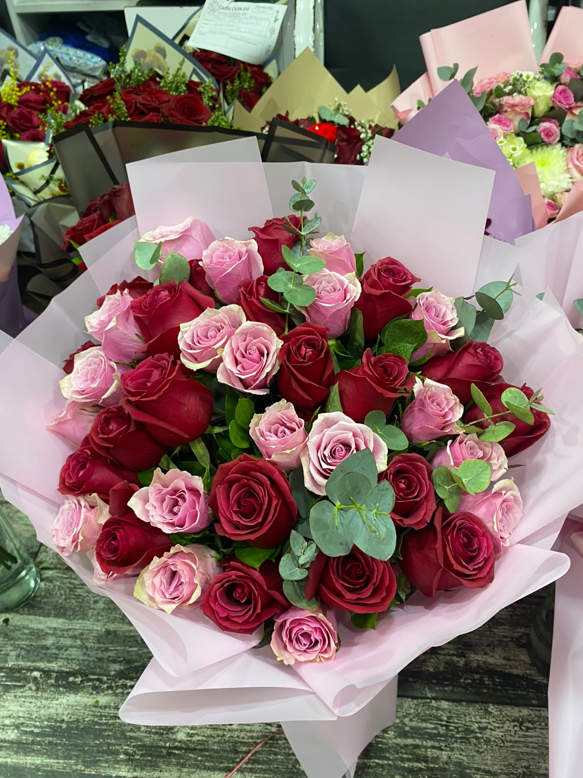 PEMBE İLE KIRMIZI GÜLLERİN BULUŞMASI